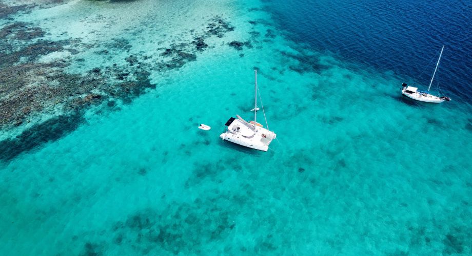 viajar en catamarán frente a velero en Panamá