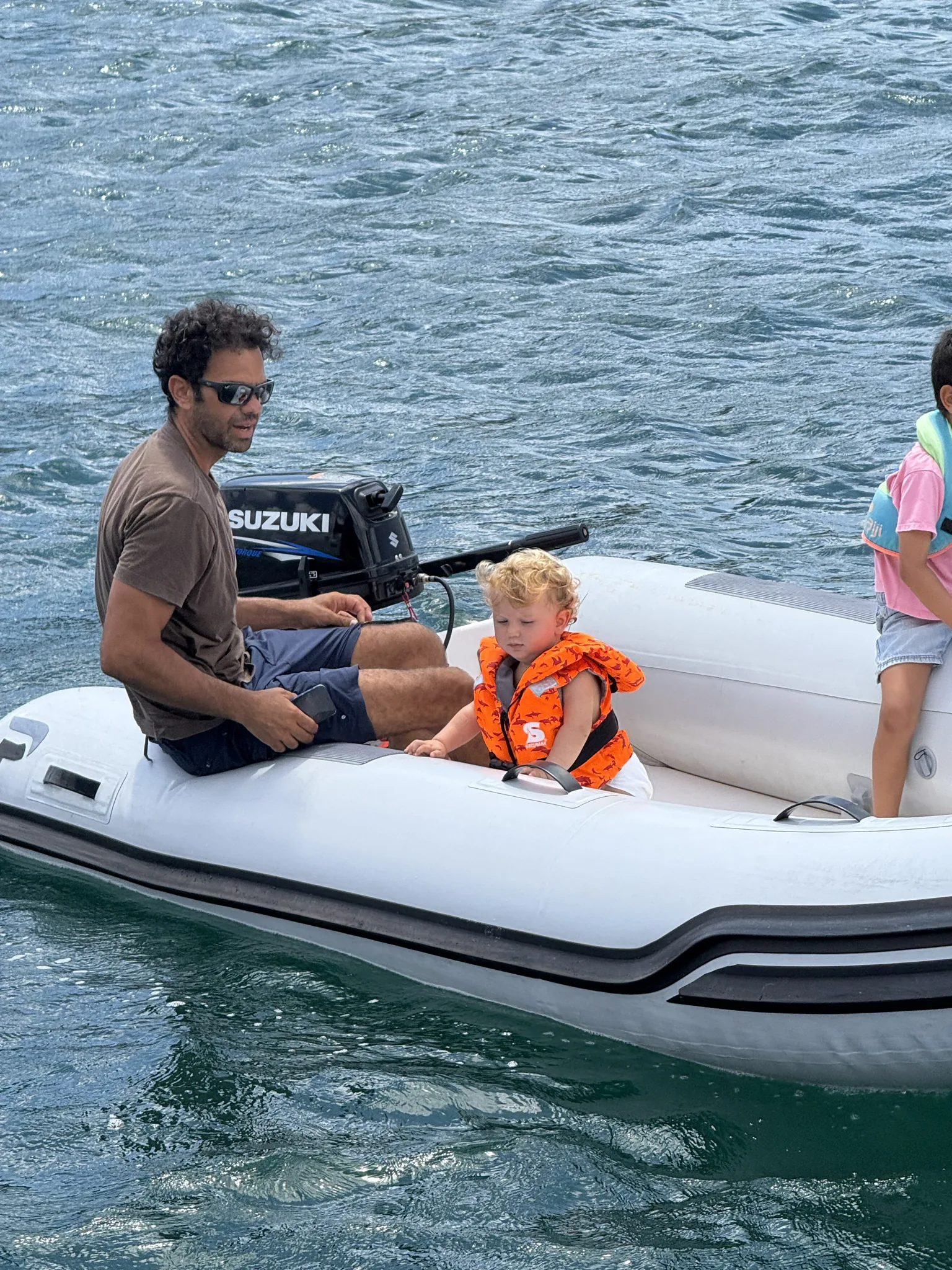 Marcelo, capitán del Taima, con sus hijos en el dinghy