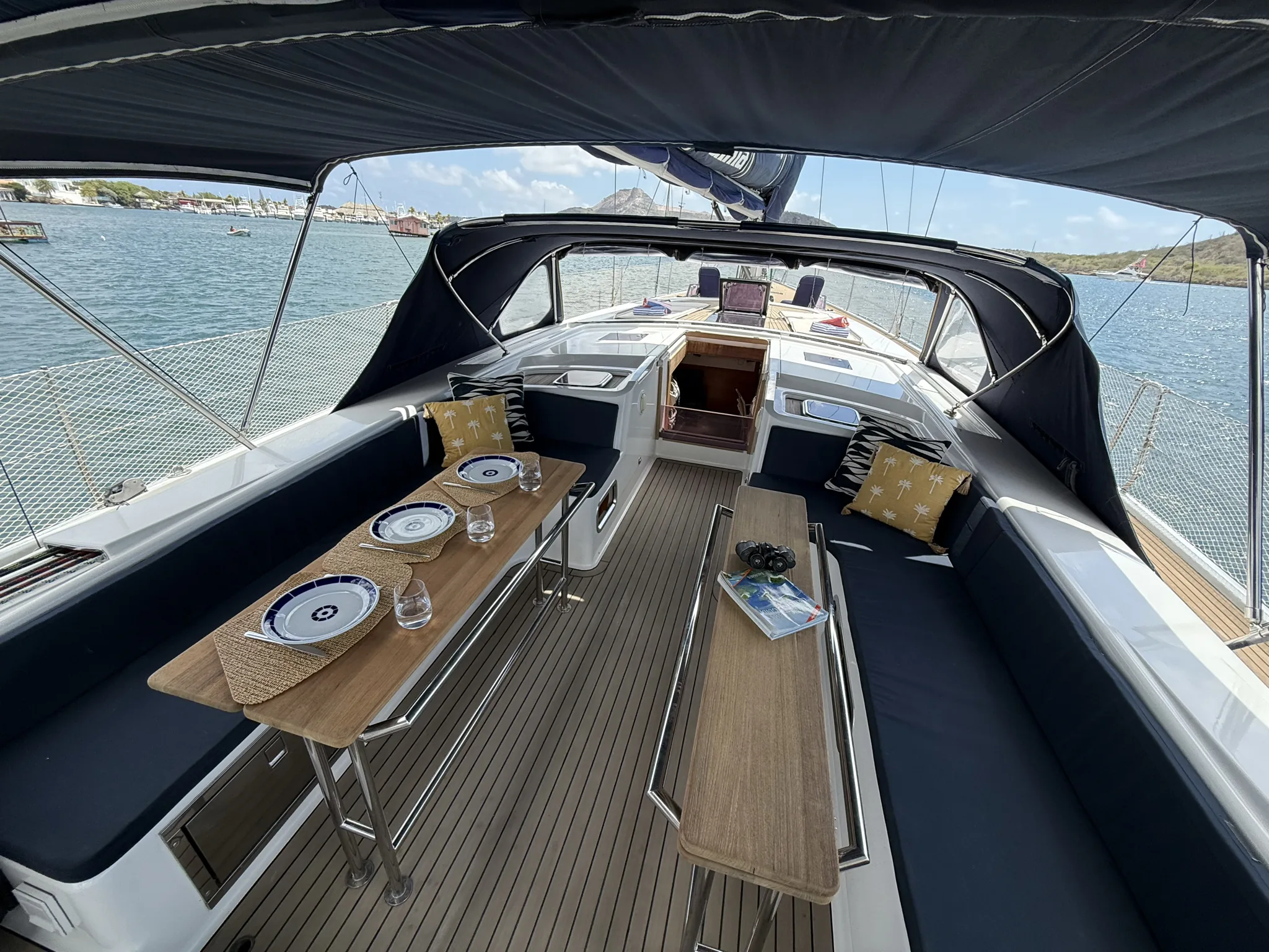 Cockpit con toldo y mesas de comedor del Taima