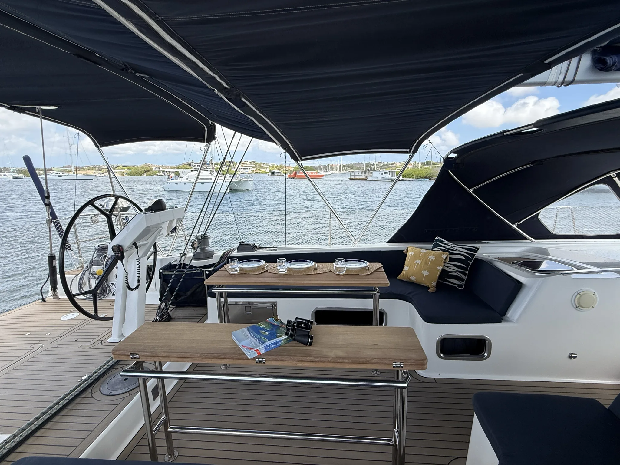 Mesa del cockpit con vistas al mar