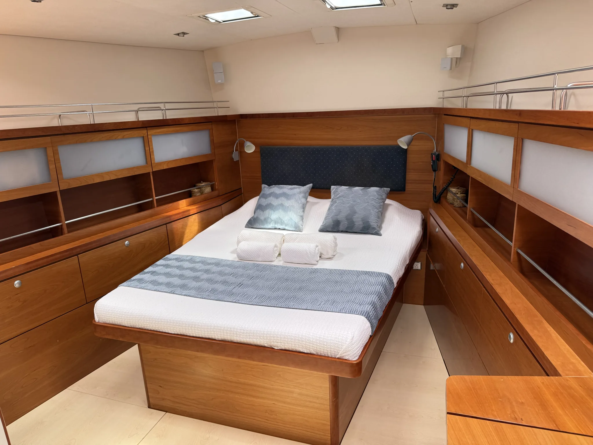 Suite máster de proa con cama Queen