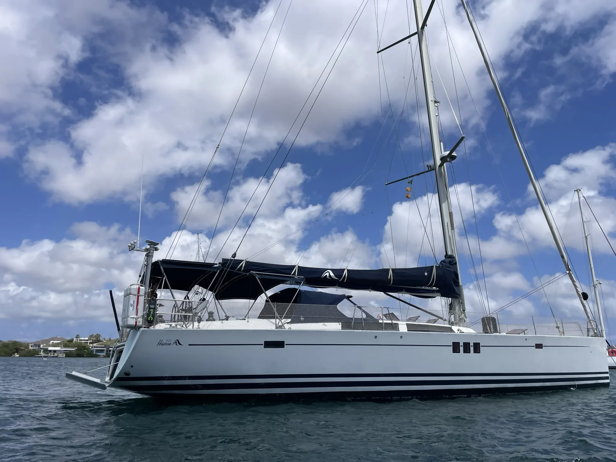 Velero Hanse 630e fondeado con cielo azul
